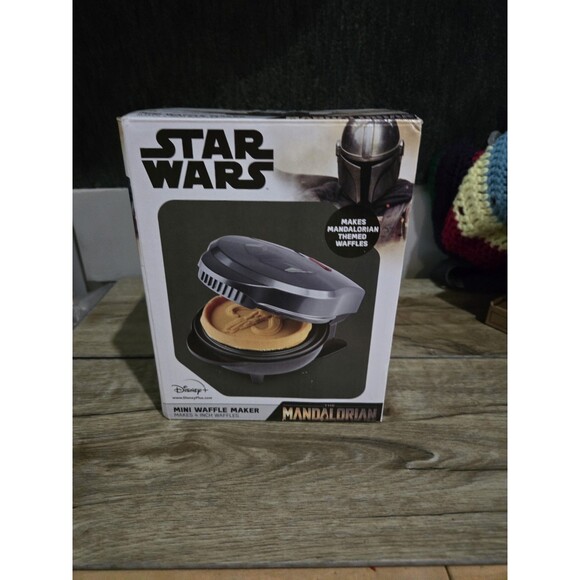 Disney Star Wars - The Mandalorian  Non-Stick Waffle Maker - Picture 1 of 2